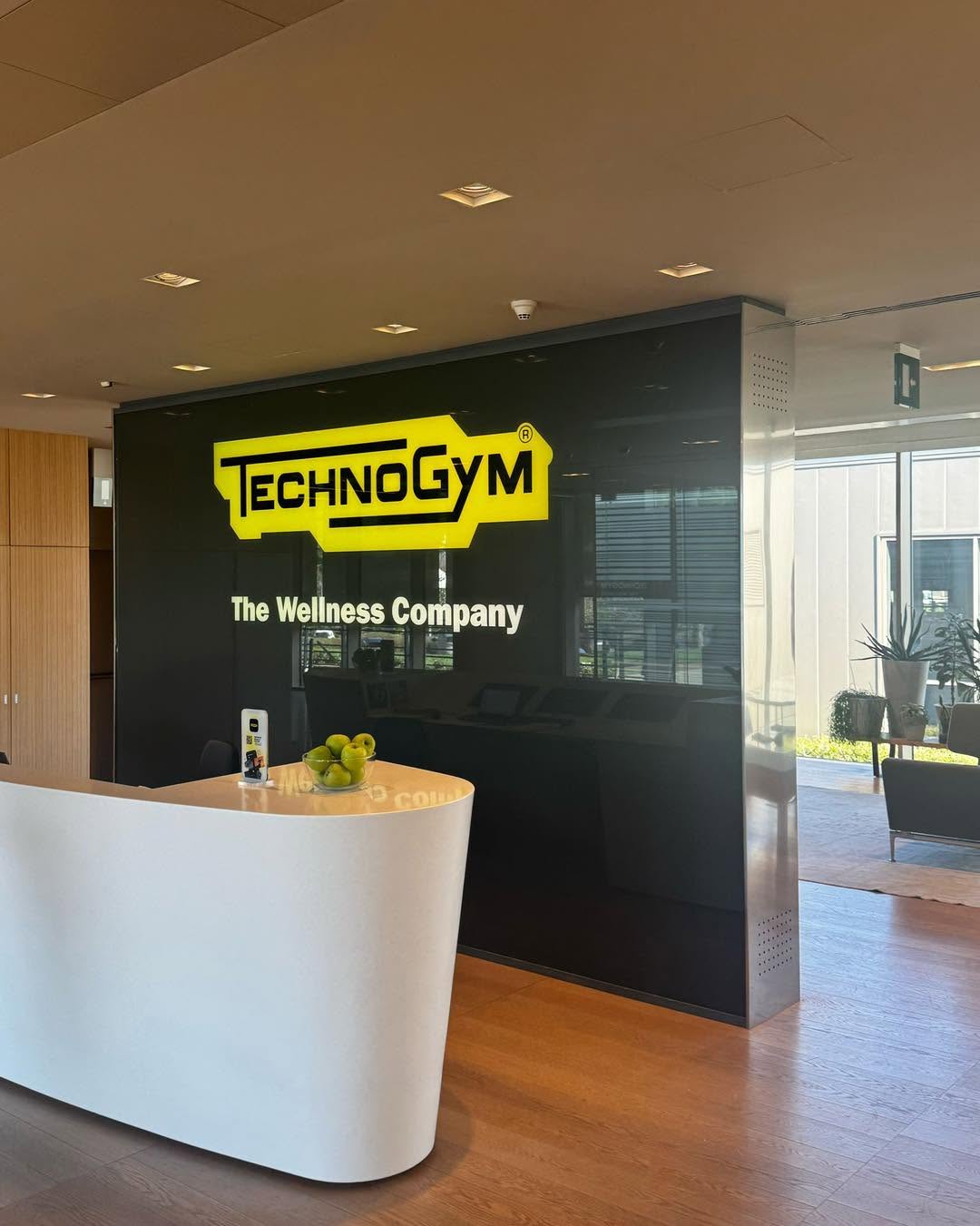 Reception con il logo Technogym — The Wellness Company